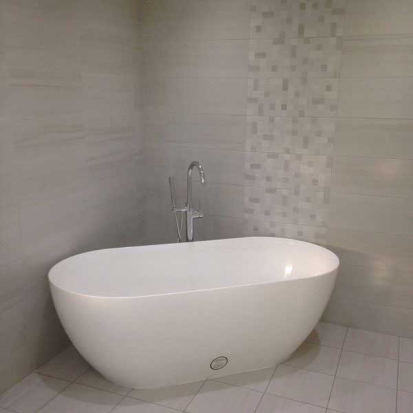 Corner-Bath-in-Family-Bathroom-with-tiled-feature-600x600