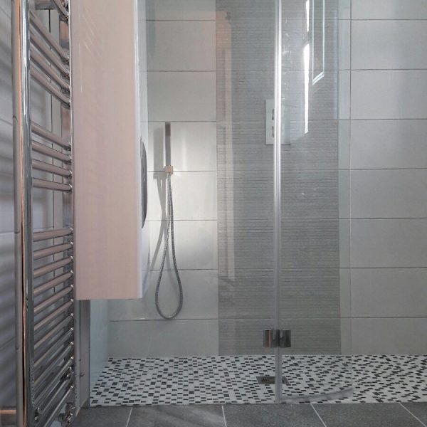 Easy-access-bathroom-in-grey-and-white-with-mosaic-tiles-on-floor-600x600