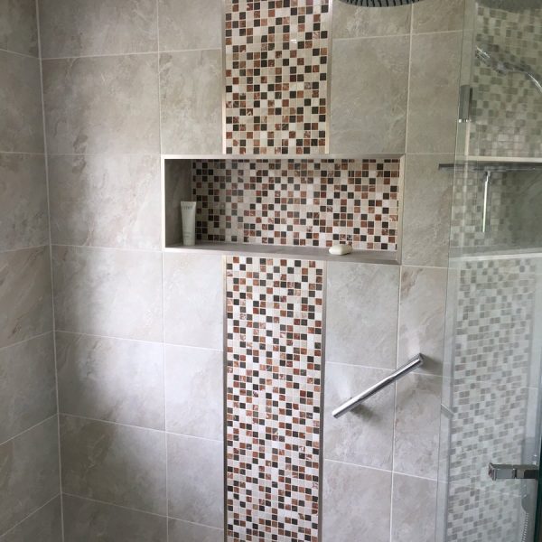 Easy-access-bathroom-with-mosaic-tiled-wall-feature-in-red-brown-and-cream-600x600