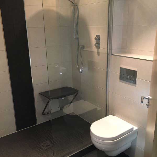 Ensuite-Bathroom-in-monochrome-600x600