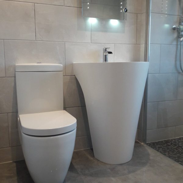 Ensuite-bathroom-in-grey-and-white-600x600