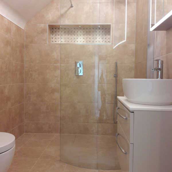 beige-and-white-ensuite-bathroom-600x600
