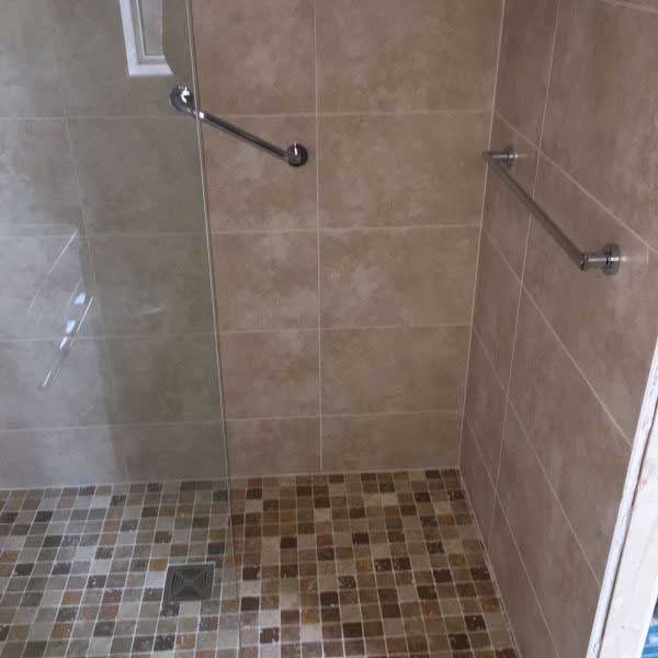 easy-access-bathroom-with-handles-600x600