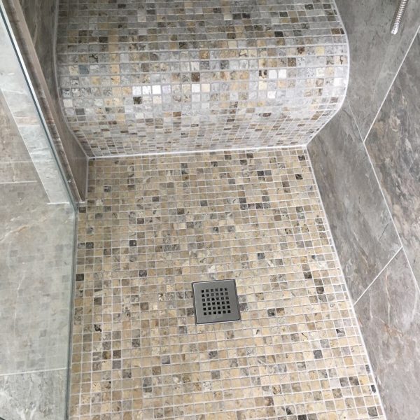 fully-tiled-shower-with-tiled-curved-seat-for-easy-access-600x600