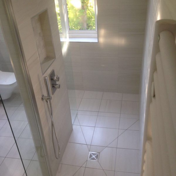 walk-in-shower-in-family-bathroom-by-derek-barton-600x600
