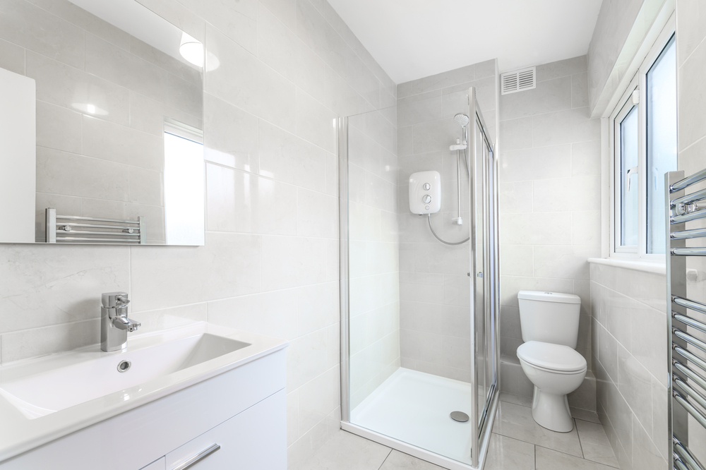 small--minimalist-white-bathroom