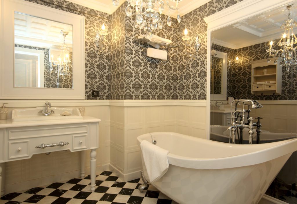 victorian-bathroom-black-and-white